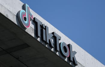 El logotipo de TikTok se exhibe en la señalización exterior de las oficinas de la empresa de la aplicación de redes sociales en Culver City, California, el 30 de septiembre de 2025. TikTok anunció el 22 de enero de 2026 que ha establecido una empresa conjunta de propiedad mayoritariamente estadounidense para operar su negocio en Estados Unidos, lo que le permitirá evitar una prohibición vinculada a su propiedad china.