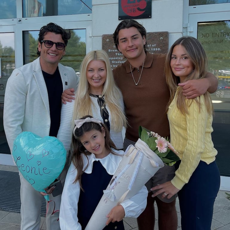 ¡Hermosa familia! Tynka y Nelson Haedo Valdez con sus hijos Samuel, Noemí y Leonie. (Instagram/Nelson Haedo Valdez)