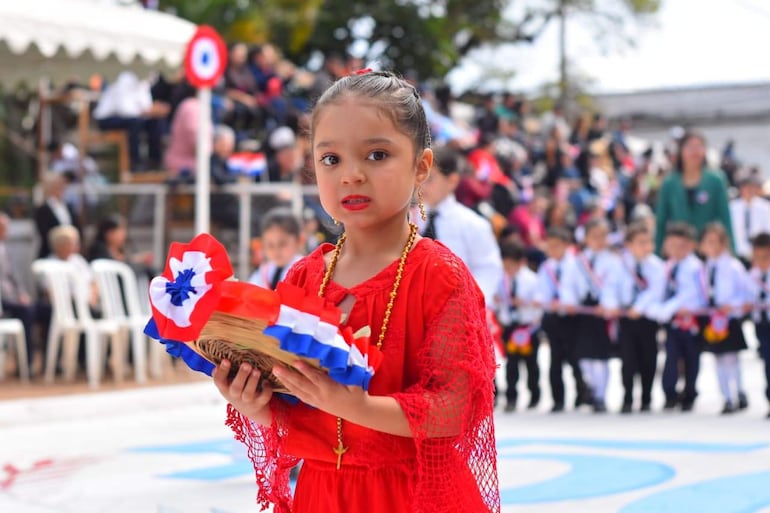 Las instituciones rindieron homenaje a la patria con representaciones culturales tradicionales.