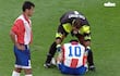 El legendario portero paraguayo, José Luis Chilavert intenta levantar a Roberto Toro Acuña, tras la derrota sufrida ante Francia en los octavos de final del Mundial 1998.
