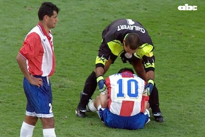 El legendario portero paraguayo, José Luis Chilavert intenta levantar a Roberto Toro Acuña, tras la derrota sufrida ante Francia en los octavos de final del Mundial 1998.