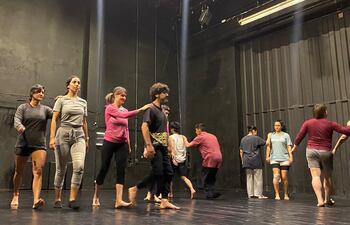 Artistas locales durante el ensayo de "La noche. Memoria de una pesadilla americana", que presentarán hoy en el Juan de Salazar.