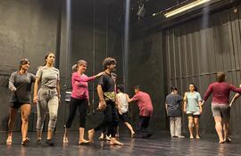 Artistas locales durante el ensayo de "La noche. Memoria de una pesadilla americana", que presentarán hoy en el Juan de Salazar.
