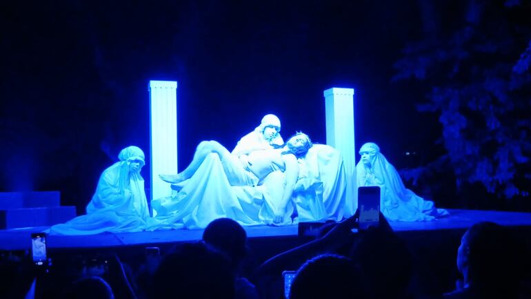 Tras la muerte de Jesús, su cuerpo es entregado a su madre para que pueda ser sepultado.