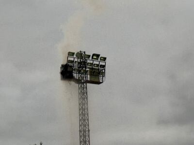 Un aparente cortocircuito en una de las torres lumínicas del Club Centenario provocó el incendio de un nido de pájaros durante un partido de fútbol.