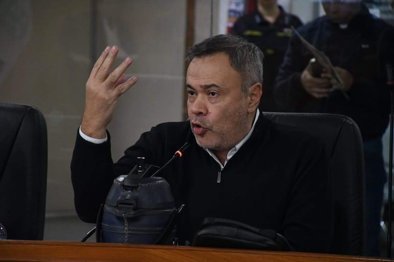 Humberto Blasco (PLRA), concejal de Asunción, durante la sesión extraordinaria de la Junta Municipa de Asunción este domingo, en la que la oposición y la disidencia lograron el rechazo del Balance 2025.
