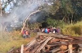 Desalojo de varias familias en Canindeyú.
Imagen: captura RTV - Facebook.