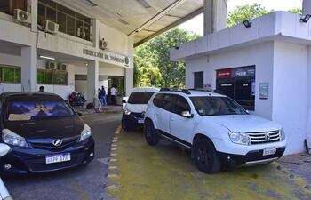Fila de gentes para pagar de su impuesto vehicular en la caja de la municipalidad de asuncion.