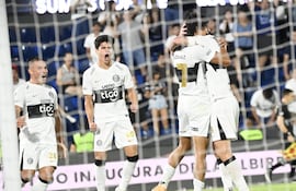 Los jugadores de Olimpia celebran un gol en el partido frente a Libertad por la fecha 7 del torneo Apertura 2026 de la Primera División de Paraguay en el estadio Defensores del Chaco, en Asunción, Paraguay.