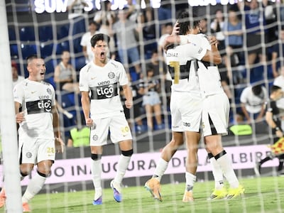 Los jugadores de Olimpia celebran un gol en el partido frente a Libertad por la fecha 7 del torneo Apertura 2026 de la Primera División de Paraguay en el estadio Defensores del Chaco, en Asunción, Paraguay.