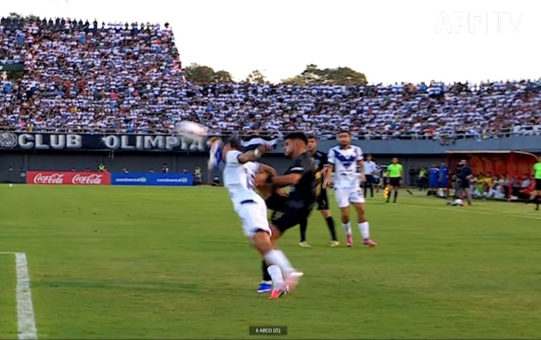 Acción de la patada del lateral derecho de Olimpia, César Olmedo, al rostro del delantero del Sportivo Ameliano, Elvio Vera.