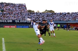 Acción de la patada del lateral derecho de Olimpia, César Olmedo, al rostro del delantero del Sportivo Ameliano, Elvio Vera.