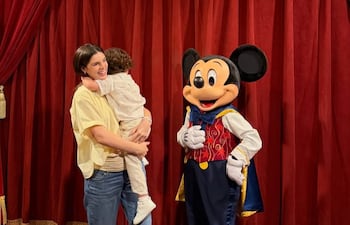 Nadia Ferreira y Marquito junto al icónico ratón Mickey.