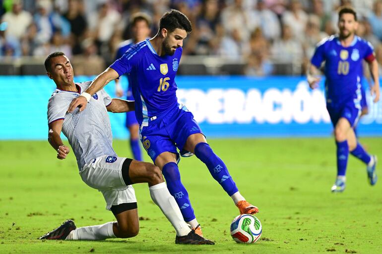 Giovanni Calderón (i) de Puerto Rico disputa un balón con José Manuel López de Argentina este martes, en un partido amistoso entre Puerto Rico y Argentina en el Chase Stadium, en Fort Lauderdale (Estados Unidos). 
