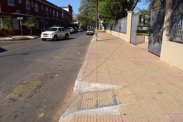 Vista de la vereda de uno de los costados que aún no fue destruida. Incluso tenía rampas para el acceso de personas discapacitadas.