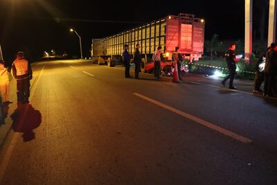 El camión de gran porte estaba estacionado sobre la banquina cuando se produjo el violento choque.