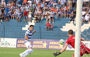 Julio Vargas (i), jugador de 2 de Mayo, remata el balón en la jugada del primer gol ante la salida de Vagner Brandalise, de Tacuary.
