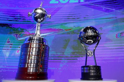 Fotografía de archivo de los trofeos de la Copa Libertadores (i) y la Copa Sudamericana durante el sorteo de los campeonatos en la sede de la Conmebol en Luque (Paraguay).