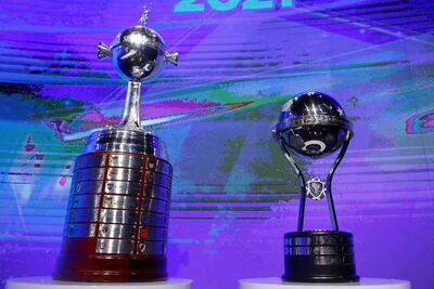 Fotografía de archivo de los trofeos de la Copa Libertadores (i) y la Copa Sudamericana durante el sorteo de los campeonatos, el 9 de abril de 2021, en la sede de la Conmebol en Luque (Paraguay). Las copas Libertadores y Sudamericana, los torneos de clubes más emblemáticos de la Conmebol.