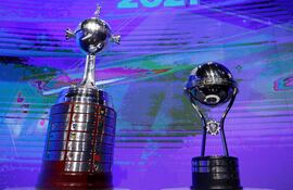 Fotografía de archivo de los trofeos de la Copa Libertadores (i) y la Copa Sudamericana durante el sorteo de los campeonatos en la sede de la Conmebol en Luque (Paraguay).