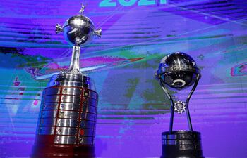 Fotografía de archivo de los trofeos de la Copa Libertadores (i) y la Copa Sudamericana durante el sorteo de los campeonatos en la sede de la Conmebol en Luque (Paraguay).