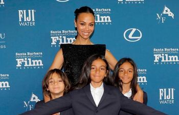 La actriz Zoe Saldaña con sus hijos Cy, Bowie y Zen.