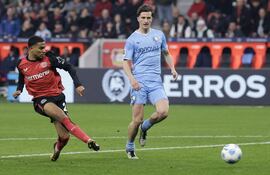 LEVERKUSEN (Germany), 28/03/2025.- Amine Adli of Leverkusen (L) scores the 3-1 goal during the German Bundesliga soccer match between Bayer 04 Leverkusen and VfL Bochum in Leverkusen, Germany, 28 March 2025. (Alemania) EFE/EPA/RONALD WITTEK CONDITIONS - ATTENTION: The DFL regulations prohibit any use of photographs as image sequences and/or quasi-video.