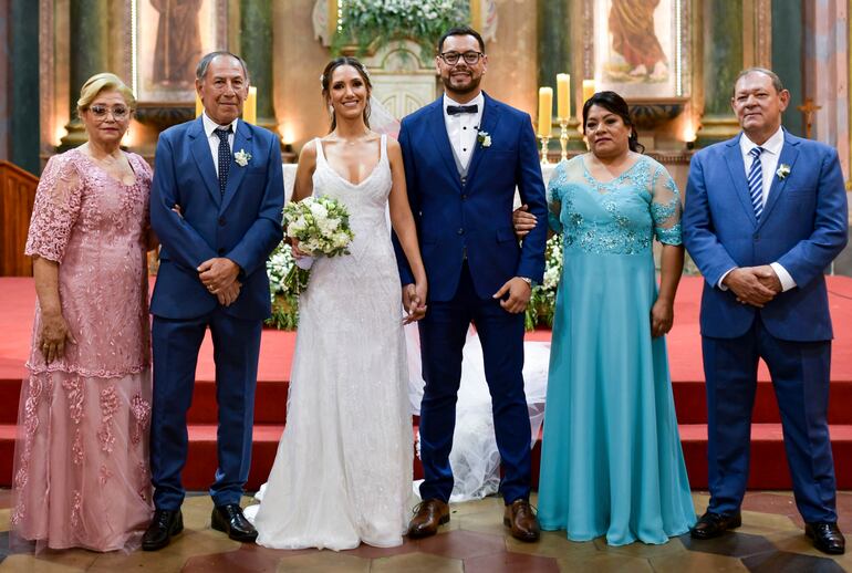 Los padrinos Victoria Quintana y Carlos Espínola; Nunila Vera y Pedro Bernal.