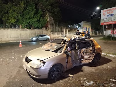 Maniobra indebida habría provocado aparatoso accidente con vuelco sobre la avenida Artigas