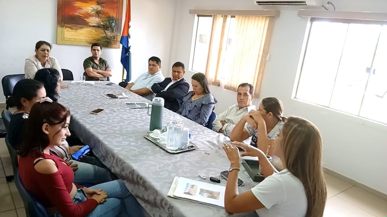 Las afectadas por un supuesto esquema de venta irregular de lotes municipales, se reunieron con concejales.