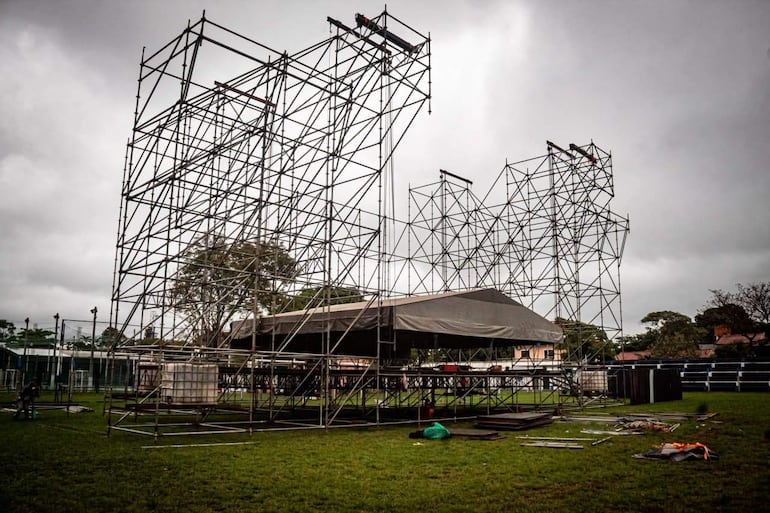 Se trabaja en la construcción del escenario para la Noche Gigante del Festival de la Raza en Villarrica.