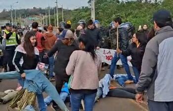 Momento en el que la fuerza policial intenta evitar que los manifestantes se coloquen para cerrar el paso en la ruta.