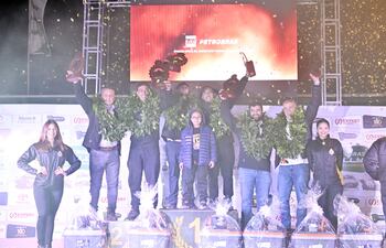 Así quedó el podio final de la general en la F2: 1) Omar Benítez-Fabián Herrera (Centro), 2) Nicolás Baeza-Luis Cabo de Vila y 3) Gianluca y Ricardo Laterra.