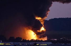 Fotografía cedida por la cuenta oficial de X @SecDuffy del secretario de Transporte de EEUU, Sean Duffy, que muestra el accidente de un avión de carga de la empresa UPS este martes, en Kentucky (EEE.UU.).