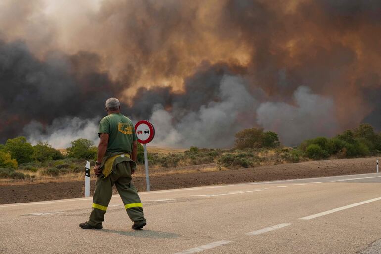 Un incendio forestal arde en A Gudina, noroeste de España, el 15 de agosto de 2025.