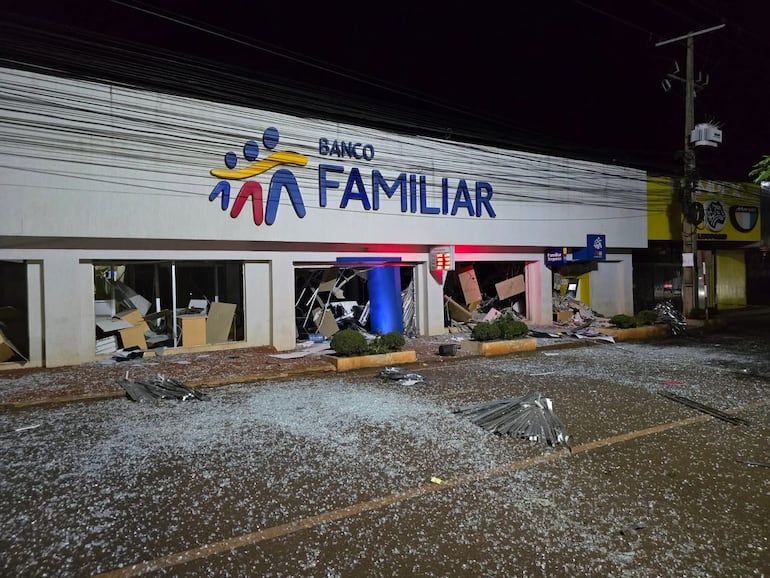 Megaataque en Santa Rita: más de 20 asaltantes golpean tres bancos y una casa de cambios con explosivos - ABC en el Este