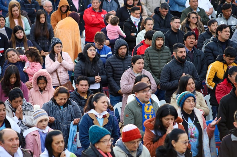 Como cada domingo, se registró una importante concurrencia de fieles en la explanada de la Basílica de Basílica de Caacupé.