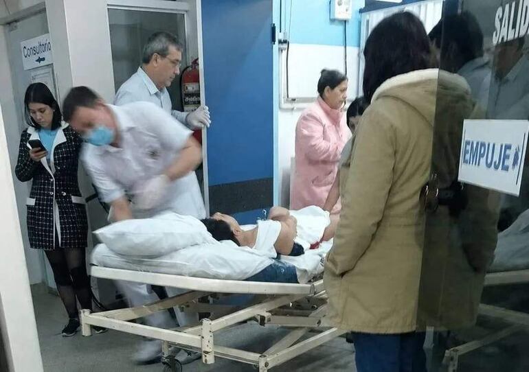 Momento en que el joven herido es ingresado a un sanatorio privado de Pedro Juan Caballero.