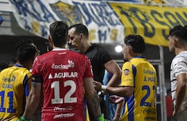 El portero del Sportivo Luqueño Alfredo Aguilar se acerca al árbitro David Ojeda para pedir una explicación del porqué le exhibieron la tarjeta roja directa.