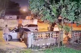 Circuito cerrado captó violento robo de tres jóvenes.