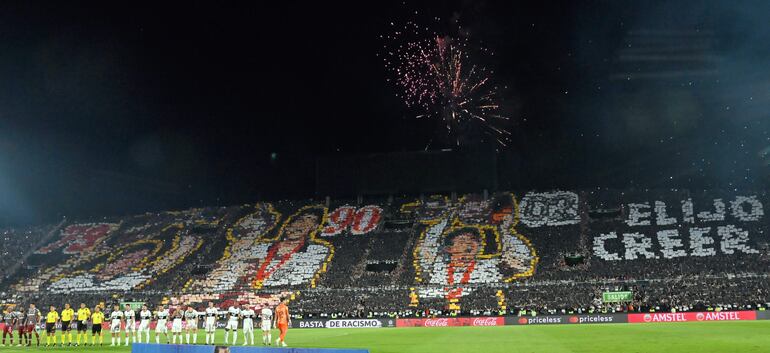 El mosaico rindió homenaje a los capitanes que levantaron la Copa Libertadores en el 79, 90 y 2002.
