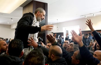 Un palestino es recibido por amigos y familiares después de su liberación de Israel, en Ramallah, Cisjordania, el 15 de febrero de 2025. El 15 de febrero, Hamás liberó a tres rehenes israelíes a cambio de más de 350 palestinos detenidos en prisiones israelíes.
