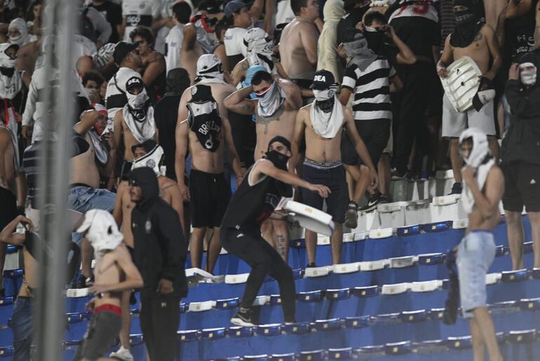 Los barras de Olimpia rompieron y lanzaron las butacas de la Gradería Sur al césped del Defensores del Chaco provocando la suspensión del clásico con Libertad por la Copa Paraguay.