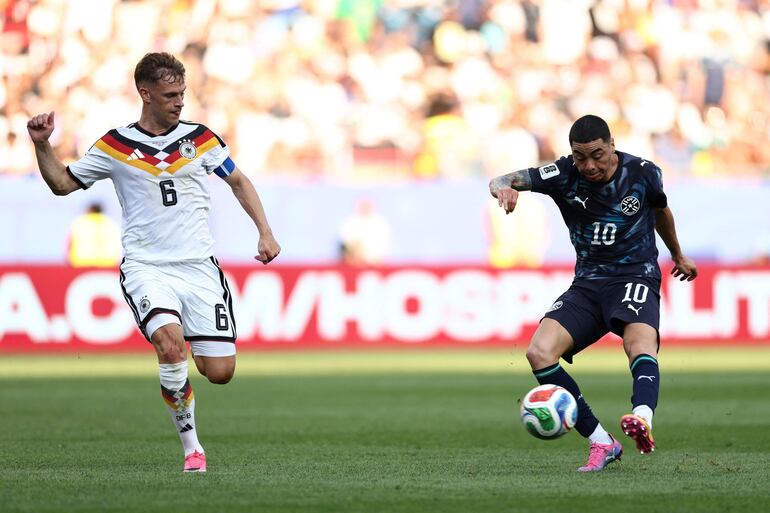 Miguel Almirón de Paraguay remata ante Joshua Kimmich de Alemania durante el partido de los dieciseisavos de final de la Copa Mundial de la FIFA 2026 entre Alemania y Paraguay en el Boston Stadium, en Foxborough, Massachusetts.