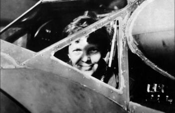 Una fotografía de archivo sin fecha de 1930 muestra a la aviadora estadounidense Amelia Earhart mirando a través de la ventana de la cabina de un avión en Essonne, Francia. Una empresa de exploración de aguas profundas publicó una imagen de sonar el 29 de enero de 2024 que, según dicen, pueden ser los restos del avión de Amelia Earhart, la famosa aviadora estadounidense que desapareció sobre el Pacífico en 1937.