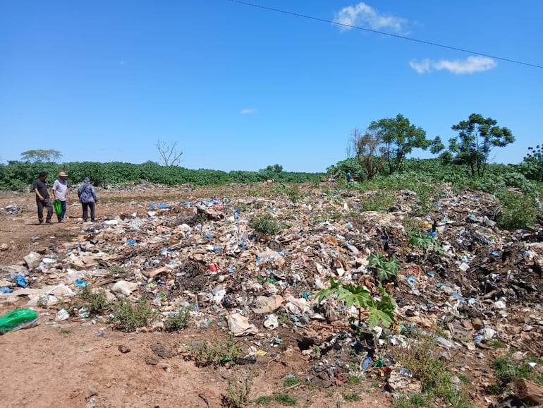 Basural en campo comunal de Iturbe
