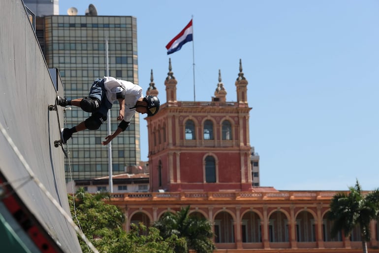 Hinata Mitake de Japón participa en la ronda clasificatoria en la modalidad Skateboard Vert de los Juegos Mundiales de Patinaje (World Skate Games) este viernes frente al Palacio de López, casa de gobierno de Paraguay, en Asunción (Paraguay). EFE/ Juan Pablo Pino