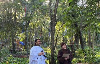 Misa al aire libre con el padre Aldo Rafael en el Parque de la Salud.