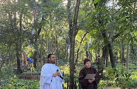 Misa al aire libre con el padre Aldo Rafael en el Parque de la Salud.