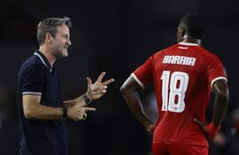 El seleccionador de Panamá Thomas Christiansen habla con Kadir Barría este jueves, en un partido amistoso entre las selecciones de Panamá y México en el estadio Rommel Fernández Gutiérrez en Ciudad de Panamá (Panamá).